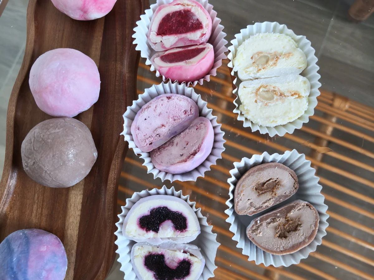 Nhiều vị mochi MOTIÉ được bày trên khay